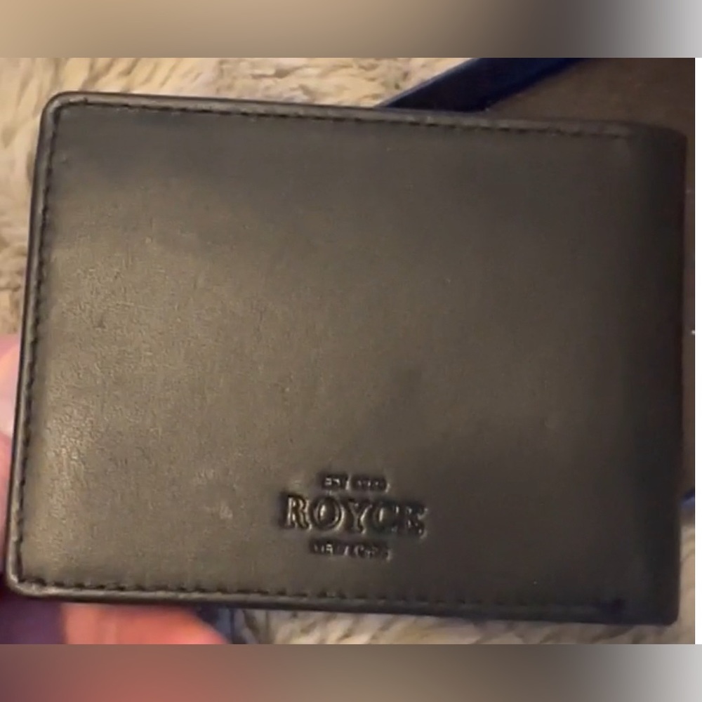 NWT- ROYCE GENUINE LEATHER BIFOLD WALLET